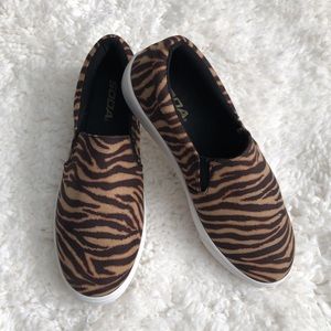 **SOLD OUT**Tiger Print, Slip-on Sneakers